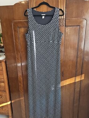 Sleeveless Black and White Zigzag Maxi Dress